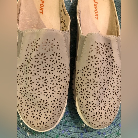 Woman’s J SPORT Shoe - Picture 4 of 10